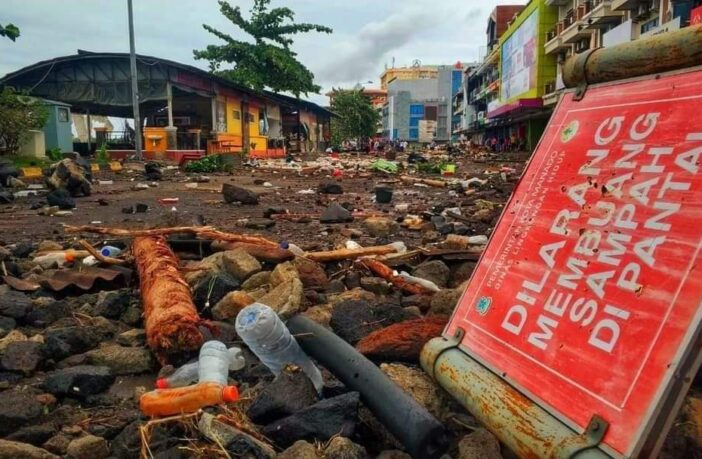 Muntahan sampah dari ombak pantai berserakan di jalan-jalan dan pertokoan pusat perbelanjaan mewah di Kota Manado. Lokasi ini dahulunya adalah pantai yang ditimbun.