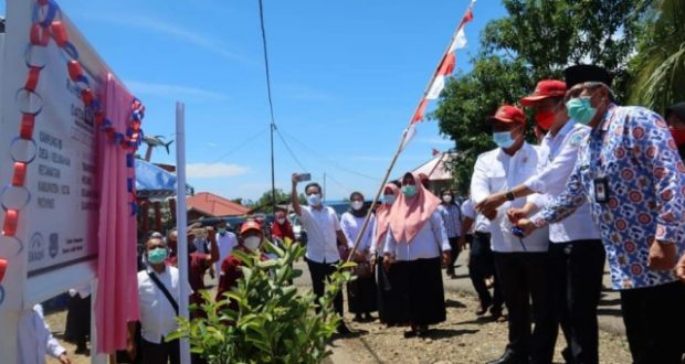 Bupati Hi Iskandar Kamaru saat meresmikan pencanangan Rumah Data di enam desa di Kabupaten Bolsel.