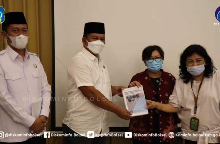 Bupati dan Wabup Bolsel bersama WCS Indonesia usai penyerahan dokumen NKT di Manado