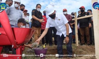 Bupati Bolsel Hi Iskandar Kamaru SPt melakukan peletakan batu pertama pembangunan objek wisata Pantai Tersakiti di Desa Pinolantungan, Bolsel.