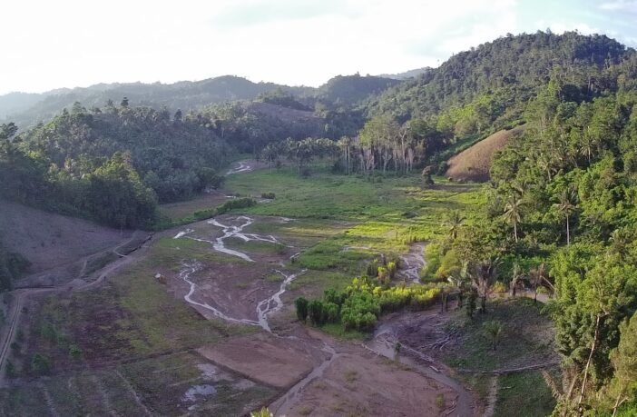 Foto pesawat drone ini menunjukkan areal lahan eks persawahan di Desa Kanaan mengalami rusak berat.