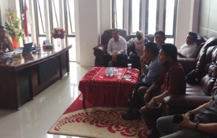 Ketua DPRD Bolsel Arifin Olii memimpin rapat bahas Progja.