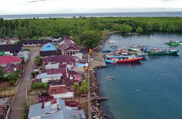 Kondisi Pelabuhan Dudepo di Desa Dudepo Kecamatan Bolaang Uki tampak memprihatinkan. Pengembangan bangunan tua ini tidak pernah tersentuh selama puluhan tahun. (Foto Udara: Instink.net)