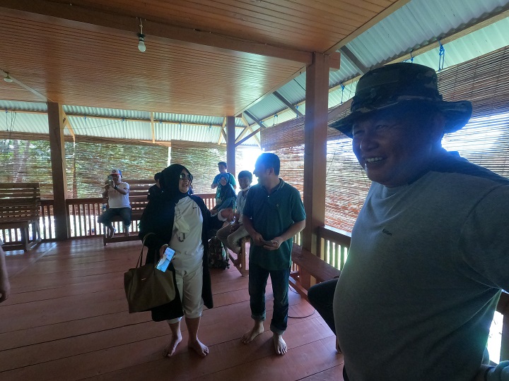 Wabup Bolsel Deddy Abdul Hamid bersama tim saat mengunjungi resort Tanjung Binerean. (Foto: Faisal Manoppo)