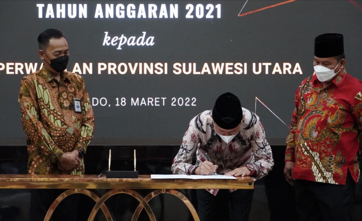 Penandatanganan berita acara penyerahan LKPD TA 2021 Bolsel oleh Bupati Iskandar Kamaru.
