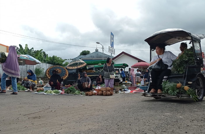 Pedagang sayuran juga menaruh dagangannya di tepi jalan umum akses keluar masuk pasar.
