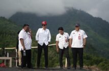 Bupati Iskandar Kamaru meninjau lokasi paragliding di Bukit Berkah.