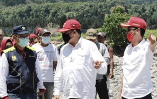 H2M dan Bupati Iskandar Kamaru mendampingi kunjungan Kepala BWS Sulawesi I Ir Bastari saat kunjungan pascabencana di Kabupaten Bolsel belum lama ini.