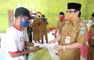 Penjabat Sementara (PJs) Bupati Bolmong Selatan Praseno Hadi menyalurkan Bantuan Langsung Tunai (BLT) Dana Desa tahap ke enam di tujuh kecamatan di Kabupaten Bolmong Selatan. Penyaluran bantuan diawali di Kecamatan Pinolosian, Senin (5/10/2020).