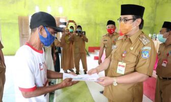 Penjabat Sementara (PJs) Bupati Bolmong Selatan Praseno Hadi menyalurkan Bantuan Langsung Tunai (BLT) Dana Desa tahap ke enam di tujuh kecamatan di Kabupaten Bolmong Selatan. Penyaluran bantuan diawali di Kecamatan Pinolosian, Senin (5/10/2020).