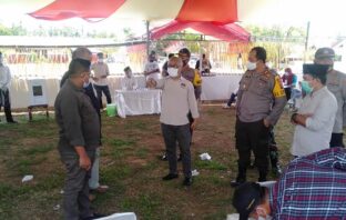 Ketua KPU Bolsel bersama Kapolres saat memperagakan simulasi di TPS