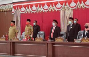 Bupati dan Wabup Bolsel Hi Iskandar Kamaru - Deddy Abdul Hamid foto bersama pimpinan dan anggota DPRD Bolsel usai rapat paripurna penetapan Paslon Kada Bolsel periode 2020-2021. (Foto: Diskominfo Bolsel)