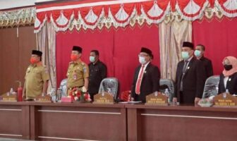 Bupati dan Wabup Bolsel Hi Iskandar Kamaru - Deddy Abdul Hamid foto bersama pimpinan dan anggota DPRD Bolsel usai rapat paripurna penetapan Paslon Kada Bolsel periode 2020-2021. (Foto: Diskominfo Bolsel)