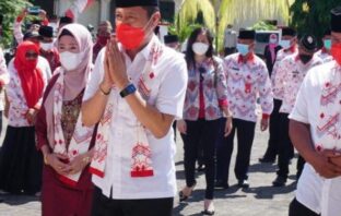 Hi Iskandar Kamaru dan Deddy Abdul Hamid saat disambut secara adat