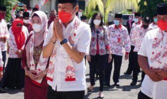 Hi Iskandar Kamaru dan Deddy Abdul Hamid saat disambut secara adat