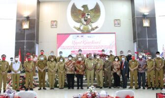 Bupati Bolsel Hi Iskandar Kamaru SPt menghadiri rapat koordinasi yang digelar Badan Pengawasan Keuangan dan Pembangunan RI di Kantor Gubernur Sulut, Manado, Selasa (30/3/2021).