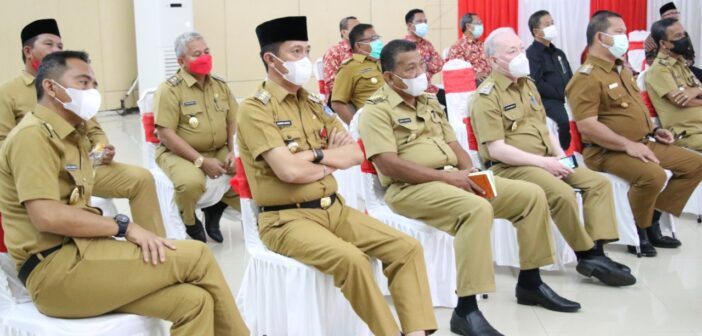 Bupati Bolsel Hi Iskandar Kamaru SPt menghadiri rapat koordinasi yang digelar Badan Pengawasan Keuangan dan Pembangunan RI di Kantor Gubernur Sulut, Manado, Selasa (30/3/2021).