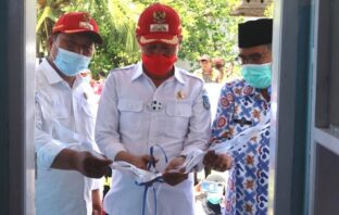 Bupati Hi Iskandar Kamaru saat meresmikan pencanangan Rumah Data di enam desa di Kabupaten Bolsel.