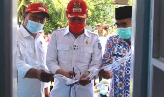 Bupati Hi Iskandar Kamaru saat meresmikan pencanangan Rumah Data di enam desa di Kabupaten Bolsel.
