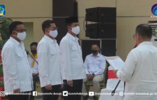 Jusuf Kallah melantik Iskandar Kamaru sebagai Anggota Dewan Kehormatan PMI Sulut