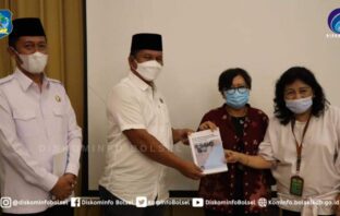 Bupati dan Wabup Bolsel bersama WCS Indonesia usai penyerahan dokumen NKT di Manado