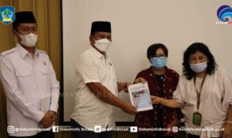 Bupati dan Wabup Bolsel bersama WCS Indonesia usai penyerahan dokumen NKT di Manado