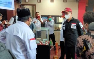 Bupati Bolsel saat meninjau pameran arkeologi yang dilaksanakan di Bolsel.
