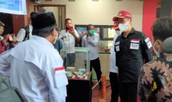 Bupati Bolsel saat meninjau pameran arkeologi yang dilaksanakan di Bolsel.