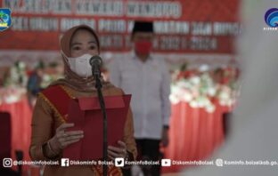 Bunda PAUD Bolsel Ny Selpiah Manoppo-Kamaru memimpin sumpah dan janji Bunda PAUD di Bolsel.