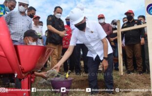 Bupati Bolsel Hi Iskandar Kamaru SPt melakukan peletakan batu pertama pembangunan objek wisata Pantai Tersakiti di Desa Pinolantungan, Bolsel.
