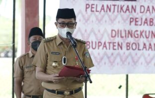 Bupati Bolsel Hi Iskandar Kamaru Spt saat memberikan sambutan di Rakorev Penyelenggaraan Pemerintah Desa.