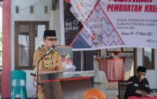 Bupati Bolsel Hi Iskandar Kamaru membuka pelaksanaan pelatihan pembuatan kreatif souvenir terhadap 25 orang peserta di Bolsel.