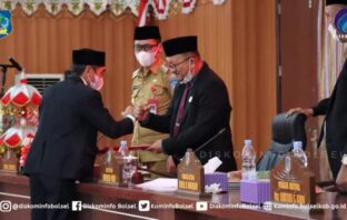 Pimpinan DPRD Bolsel menerima hasil pandangan dari sejumlah fraksi.