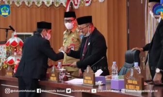 Pimpinan DPRD Bolsel menerima hasil pandangan dari sejumlah fraksi.