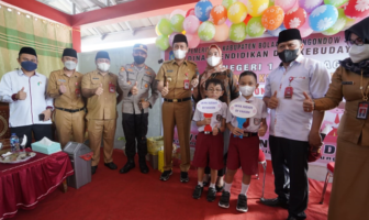 Pelaksanaan vaksinasi anak usia 6 - 11 tahun di SDN 1 Molibagu Kecamatan Bolaang Uki.