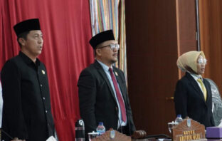 Ketua DPRD Arifin Olii memimpin jalannya rapat yang didampingi Wakil Ketua Hartina Badu.