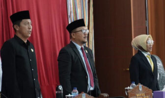 Ketua DPRD Arifin Olii memimpin jalannya rapat yang didampingi Wakil Ketua Hartina Badu.