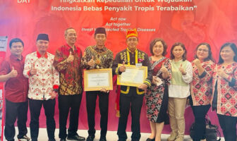 Penyerahan sertifikat bebas Frambusia oleh Menteri Kesehatan Budi Gunawan Sadikin