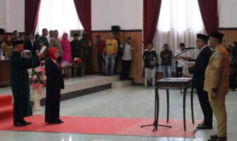 Ketua DPRD Bolaang Mongondow Selatan Arifin Olii melantik Juraida