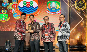 Menteri Kesehatan RI Budi Gunawan Sadikin menyerahkan penghargaan UHC kepada Bupati H Iskandar Kamaru