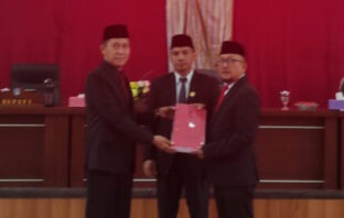 penyerahan Dokumen Ranperda dan Ranperbub Tentang Pertanggungjawaban Pelaksanaan APBD Tahun Anggaran 2022.