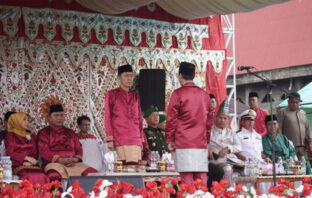 Bupati Iskandar saat memimpin upacara memperingati HUT ke-15 Kabupaten Bolsel.