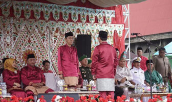 Bupati Iskandar saat memimpin upacara memperingati HUT ke-15 Kabupaten Bolsel.