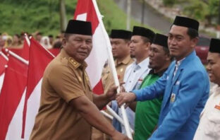 Penyerahan bendera secara simbolis oleh Wakil Bupati Deddy Abdul Hamid.