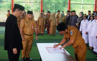Bupati Bolaang Mongondow Selatan (Bolsel) Hi Iskandar Kamaru SPt mempromosikan sejumlah pejabat.