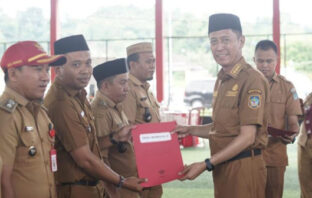 Penyerahan pagu Alokasi Dana Desa dan DDS tahun 2024 oleh Bupati Bolsel H. Iskandar Kamaru, Spt, Msi.