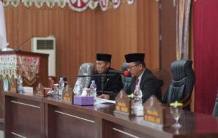 Ketua DPRD Ir Ariffin Oliii memimpin jalannya rapat paripurna.