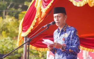 Bupati Bolsel Hi Iskandar Kamaru SPt MSi saat memberikan sambutannya pada acara apel perdana pasca libur panjang Hari Raya Idul Fitri 1445 Hijriah.
