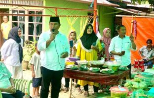 Wakil Bupati Bolsel Deddy Abdul Hamid saat sedang memberikan sambutan kepada masyarakat pada acara lebaran ketupat.