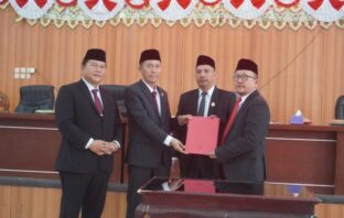 Pimpinan DPRD Bolsel menyerahkan hasil rapat paripurna LKPJ bupati TA 2023 kepada Bupati Bolsel. (Foto: Istimewa)